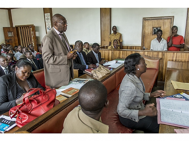 Premier procès en Ouganda pour "acte homosexuel", en 2004. Bien que la loi "Mort aux gays" ait été retoquée en 2014, la législation ne cesse de se durcir.