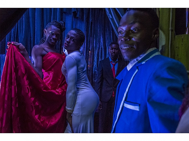 Election de Mademoiselle et Monsieur Fierté dans un bar gay friendly de Kampala, en Ouganda. Un défi au président, Yoweri Museveni, qui a qualifié les homosexuels d’ekifire, les "demi-morts".