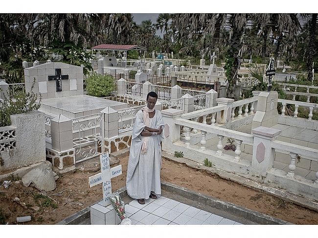 Duchesse, un activiste gay de Bujumbura, au Burundi, se recueille sur la tombe de Georges Kanuma, un défenseur de la cause LGBTI très actif, mort du sida en 2010.