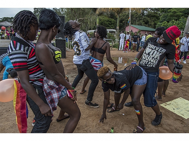 Quelques semaines après cet évènement, des participants de la Parade de la Fierté ont violemment été agressés dans un bar de Kampala, la capitale ougandaise.