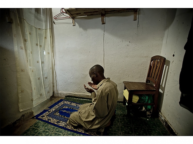 Un homosexuel musulman, priant dans sa maison, au Burundi. "Si Dieu doit me punir, il me punira, mais je sais qu’il m’a créé ainsi", confie-t-il.