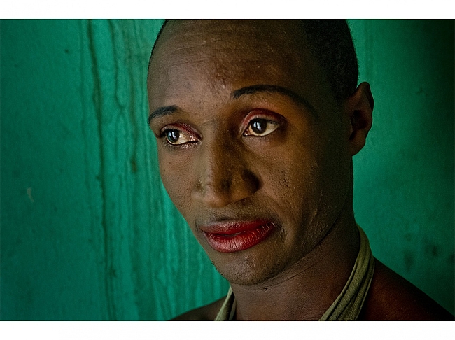 "Né homme, je me suis fait femme." H., transgenre, subit la discrimination quotidienne. Pourtant, en 2009, le Parlement rwandais a rejeté une modification du Code pénal visant à sanctionner l’homosexualité.