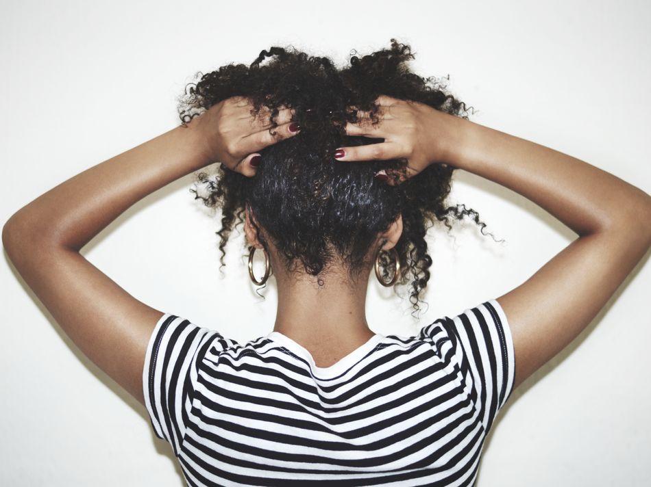 Le masque pour les cheveux du miel liquide et les oeufs