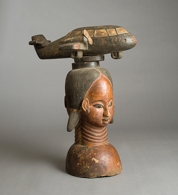 Figure f&eacute;minine Janus surmont&eacute;e d'un avion. Yoruba, Nig&eacute;ria vers 1950 &copy;Collection Alain Weill