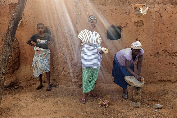 Dogkudome Tegzuylle I (centre) pr&eacute;pare avec des femmes de son village, Lyssah, du beurre de karit&eacute;.