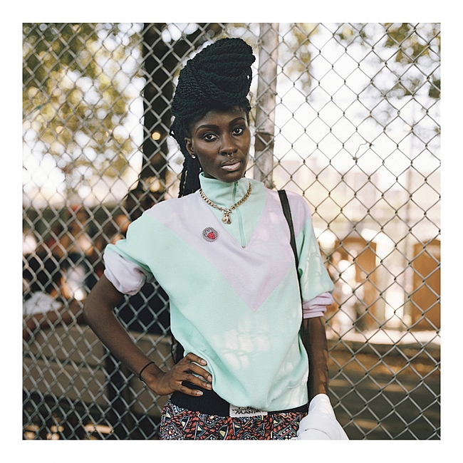 We American Flavor&nbsp;| Ma&iuml; Lucas &nbsp; &laquo;Ma d&eacute;marche part de la street photography. Je photographie les quartiers, leurs rues&nbsp;et leurs jeunes. La rue est un v&eacute;ritable salon dans ces quartiers,&nbsp;il y a de la musique, on tra&icirc;ne, on boit des coups, et c&#39;est&nbsp;essentiellement la jeunesse qui occupe les lieux.&nbsp;Comme je suis photographe de mode,&nbsp;je vois&nbsp;la&nbsp;fra&icirc;cheur des jeunes, leur mani&egrave;re de s&rsquo;inventer et ce qu&#39;ils apportent aux diff&eacute;rents styles. Mes portraits t&eacute;moignent de leur vie, de leur mani&egrave;re de participer &agrave; leur communaut&eacute;&nbsp;et de leur volont&eacute; d&rsquo;exister&nbsp;en employant le magnifique.&raquo; 