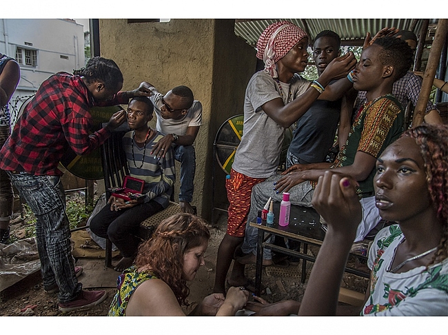Dans les coulisses du concours de Mademoiselle et Monsieur Fierté, pendant la semaine de la Fierté homosexuelle à Kampala, en Ouganda. Des compétiteurs transgenres se préparent pour leur passage devant le public.