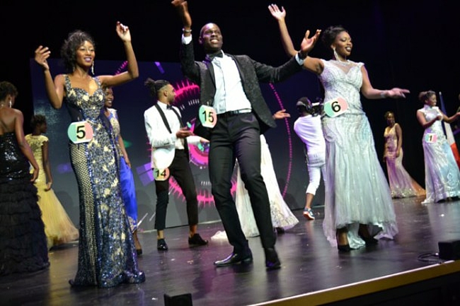 Fatou Mbaye remporte la couronne de Miss Senegal France 2017.