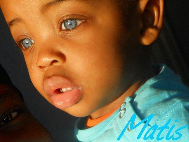 noir aux yeux bleus- black with blue eyes