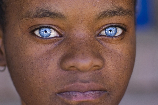 lars_erik_hauklien-black_girl_blue_eyes