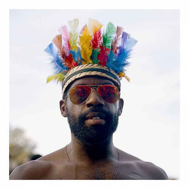 We American Flavor&nbsp;| Ma&iuml; Lucas &nbsp; &laquo;L&rsquo;environnement des noirs am&eacute;ricains dans lequel j&rsquo;&eacute;volue est tr&egrave;s aust&egrave;re. La seule beaut&eacute; et le soleil des quartiers, ce sont les gens et ce qu&rsquo;ils y am&egrave;nent. Il y a des grillages et&nbsp;peu de lieux de loisir.&nbsp;On peut y voir un c&ocirc;t&eacute; artificiel de la repr&eacute;sentation alors qu&rsquo;en fait c&rsquo;est l&rsquo;essence m&ecirc;me de l&rsquo;existence. &Agrave; travers ces photos, je t&eacute;moigne&nbsp;d&rsquo;un combat des jeunes pour ne pas &ecirc;tre invisibles.&raquo; 