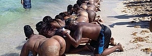 Nigéria: Un pasteur déshabille et embrasse les fesses des femmes... Bénédiction !!?