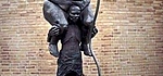 "... Je ferais n'importe quoi pour l'aider, sauf descendre de son dos. "