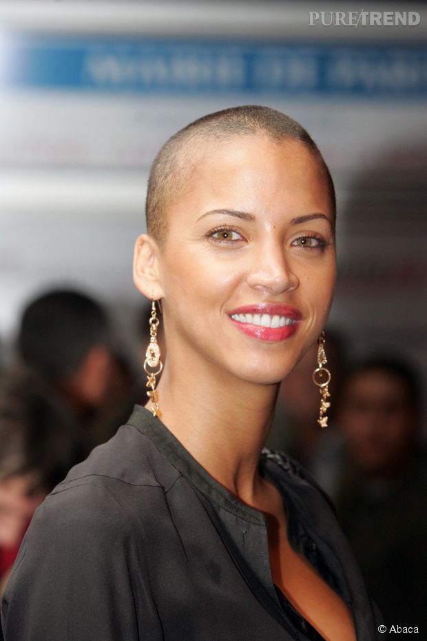 Noémie Lenoir change radicalement de style en 2006 et opte pour le crâne rasé.
